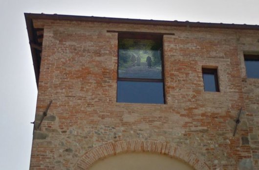 La finestra con la proiezione, veduta dall'esterno