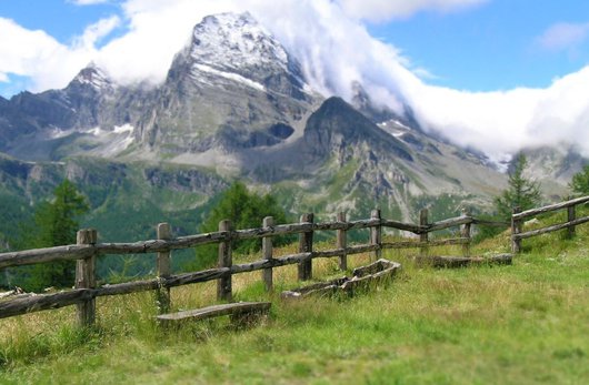 Video "La montagna ieri e oggi", fotogramma con panorama