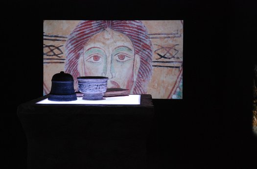 riproduzione altare con oggetti
