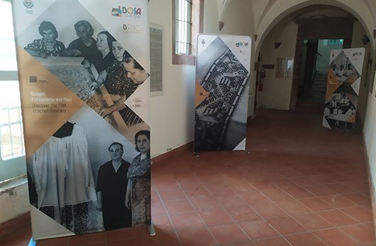 vista dei pannelli della mostra fotografica