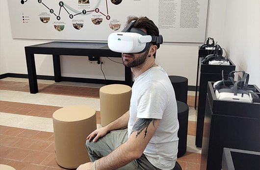utente che utilizza i visori