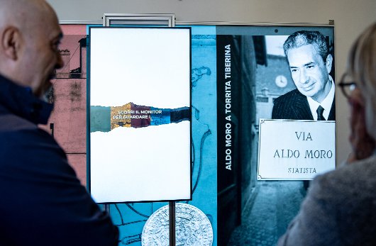 exhibit interattivo con monitor e pannello retroilluminato