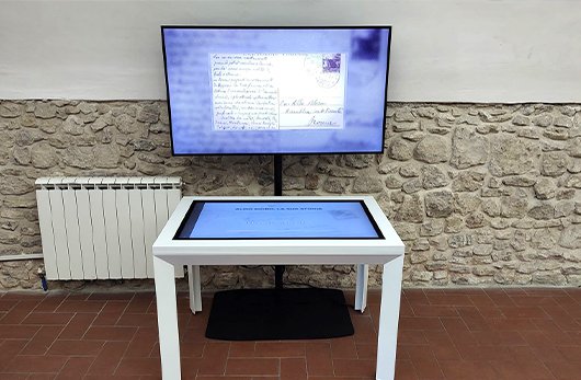 postazione interattiva con doppio monitor